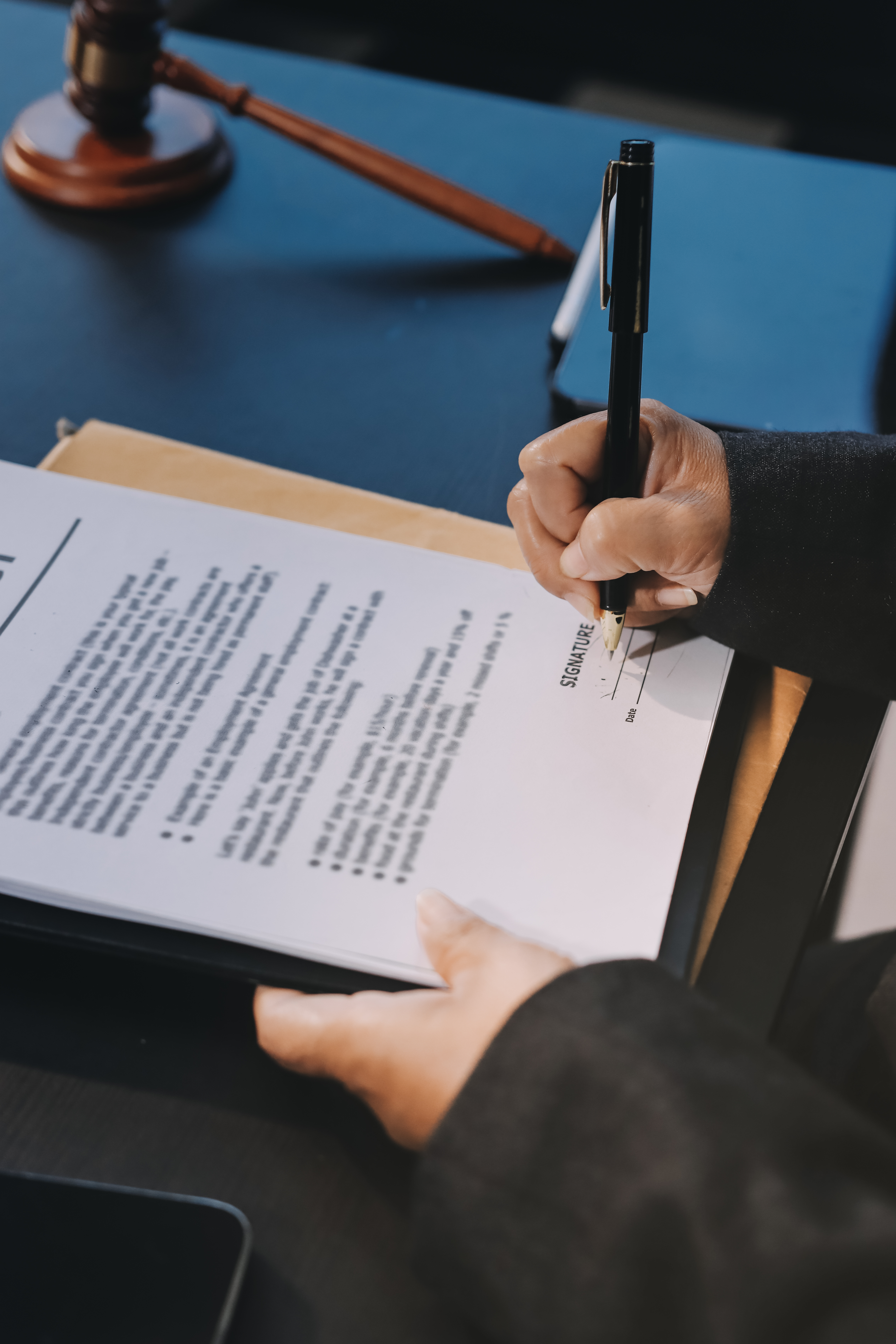 Unterzeichnung von Verträgen und Rechtsdokumenten